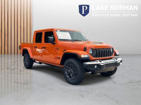 New 2025 Jeep Gladiator Sport image 2