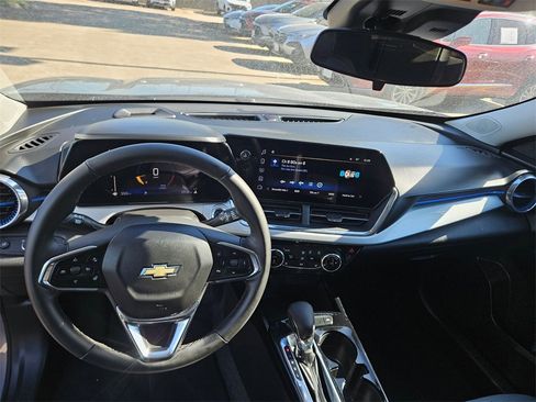 Used 2025 Chevrolet Trax LT w/ LT Convenience Package image 15