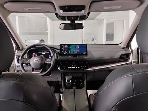 Used 2025 Nissan Rogue Platinum w/ Tech Package image 17