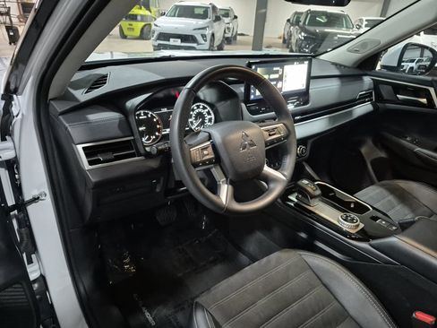 Used 2025 Mitsubishi Outlander SE AWD/4WD image 11