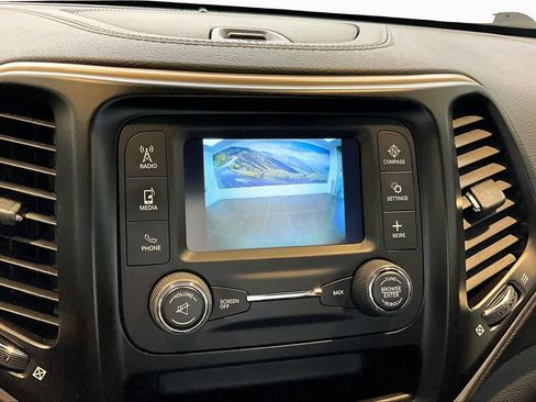 Used 2018 Jeep Cherokee Latitude FWD image 28