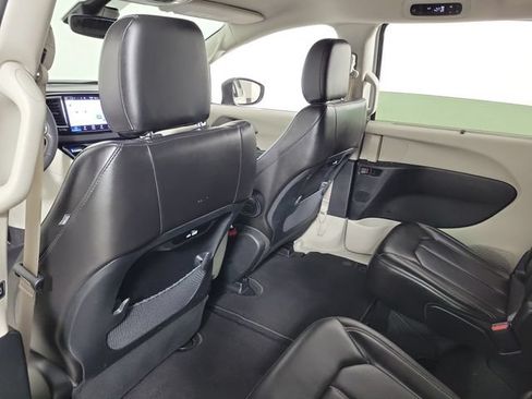 Used 2023 Chrysler Pacifica Touring-L FWD image 11