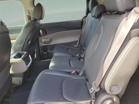 Used 2025 Kia Carnival SX FWD image 7