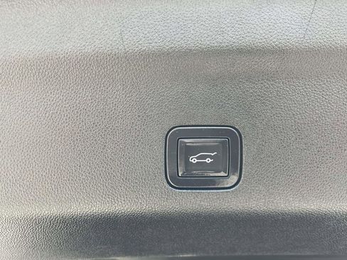 Used 2025 Chevrolet Tahoe High Country image 12