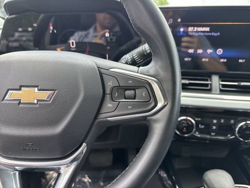 Used 2024 Chevrolet Trax LT w/ LT Convenience Package FWD image 17