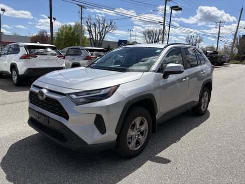 Used 2025 Toyota RAV4 XLE AWD/4WD image 3