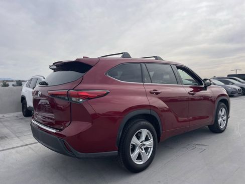 Used 2021 Toyota Highlander LE image 2