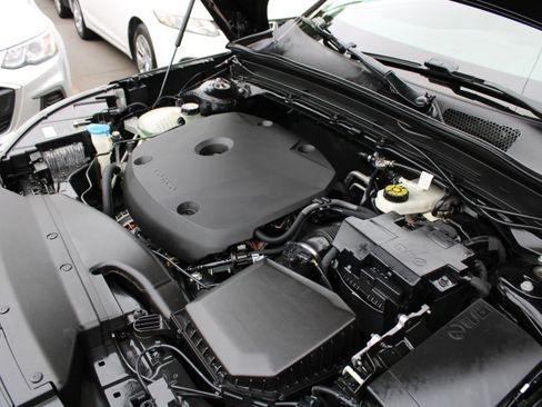 Used 2022 Volvo XC40 T4 Momentum image 21