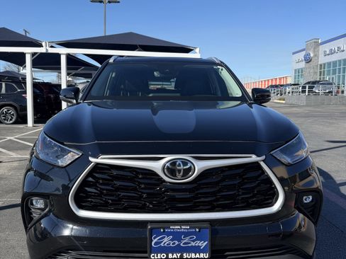 Used 2023 Toyota Highlander XLE image 2