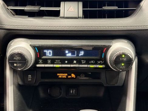 Used 2019 Toyota RAV4 LE AWD/4WD image 12