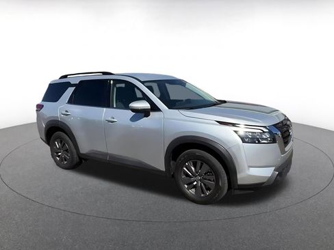 Used 2025 Nissan Pathfinder SV FWD image 2