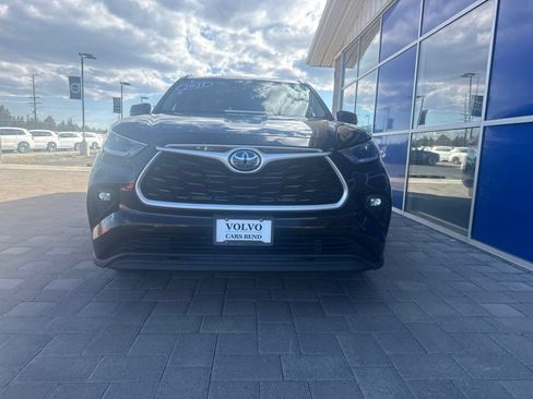 Used 2021 Toyota Highlander XLE AWD/4WD image 3