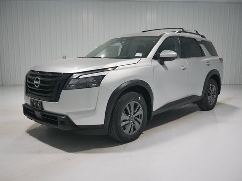 New 2025 Nissan Pathfinder SV w/ Black Appearance Package image 1