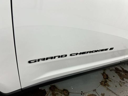 Used 2025 Jeep Grand Cherokee Altitude AWD/4WD image 25