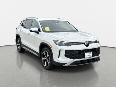 New 2025 Volkswagen Tiguan SE image 3