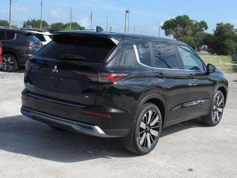 New 2025 Mitsubishi Outlander SE image 3