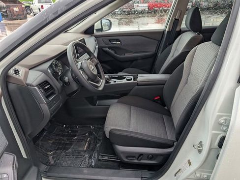 Used 2023 Nissan Rogue SV image 2