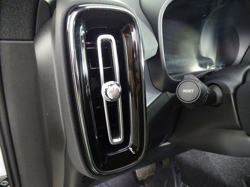 Used 2025 Volvo XC40 B5 Core image 19