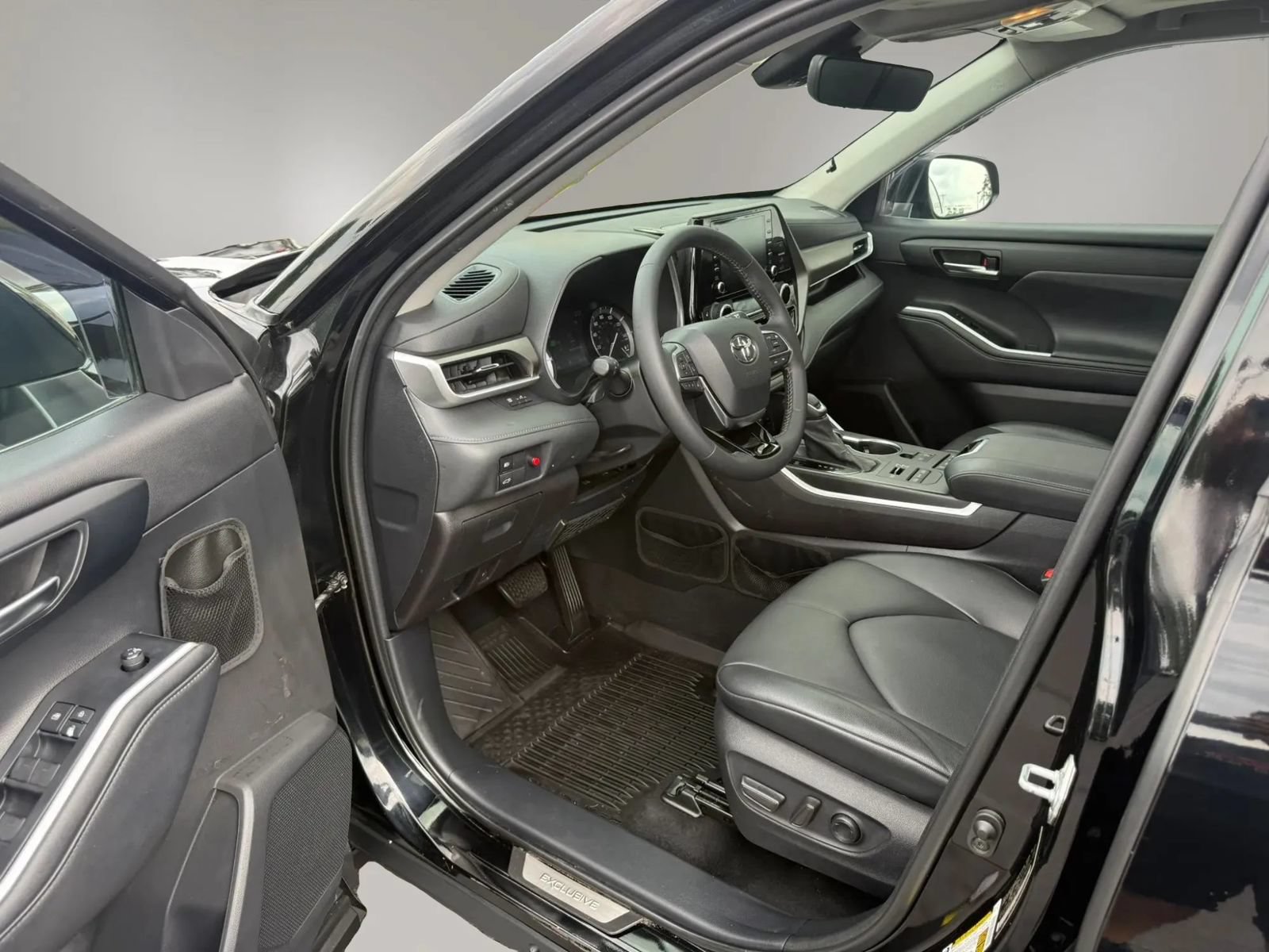 Used 2021 Toyota Highlander XLE AWD/4WD image 13