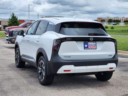 New 2025 Nissan Kicks SV image 4