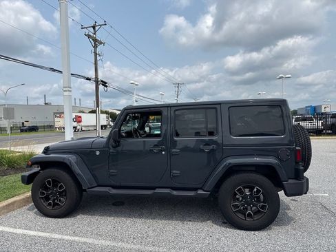 Used 2018 Jeep Wrangler Unlimited Sahara AWD/4WD image 8