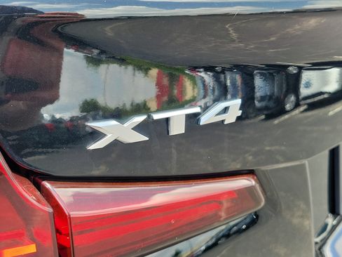 Used 2023 Cadillac XT4 Luxury w/ Cold Weather Package FWD image 8