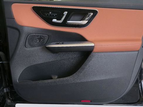 Used 2025 Mercedes-Benz GLC 300 4MATIC image 23