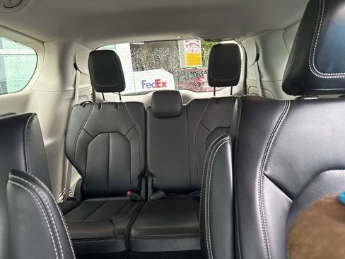 Used 2023 Chrysler Pacifica Touring-L FWD image 19
