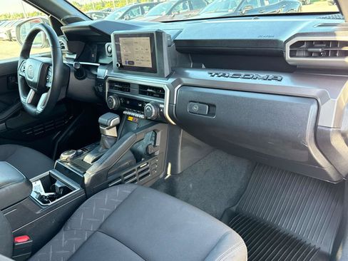 Used 2025 Toyota Tacoma SR5 AWD/4WD image 22