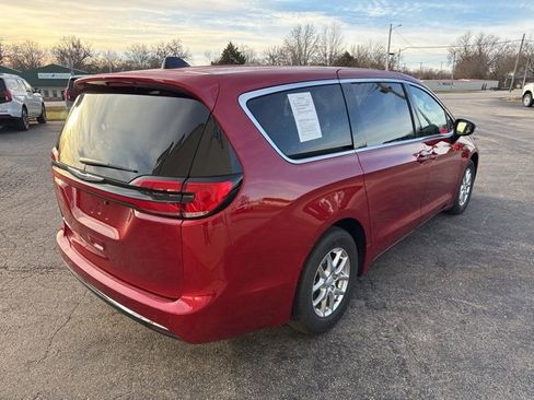 Used 2025 Chrysler Pacifica Select image 5