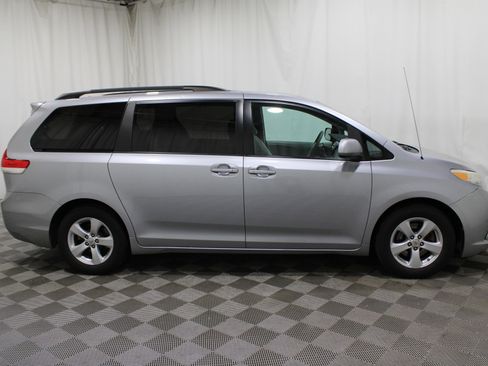 Used 2011 Toyota Sienna LE image 2