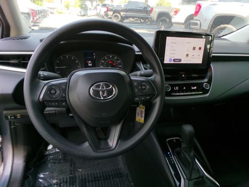 Used 2025 Toyota Corolla LE FWD image 27