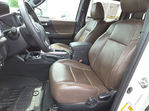Used 2017 Toyota Tacoma Limited w/ Tow Package AWD/4WD image 9