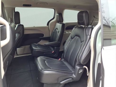 Used 2023 Chrysler Pacifica Touring-L image 10