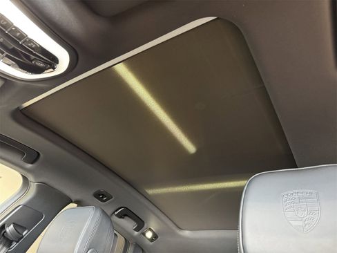 Used 2025 Porsche Macan image 11