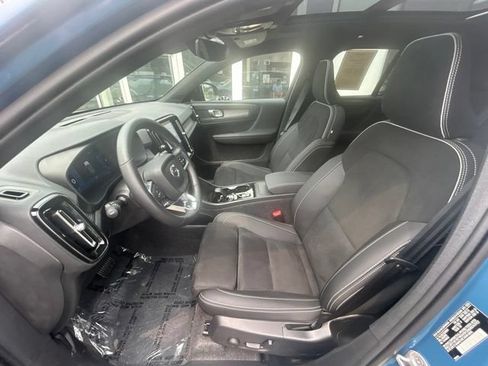Certified 2025 Volvo XC40 B5 Plus AWD/4WD image 19