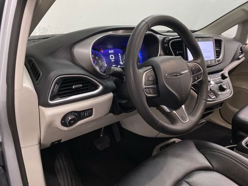 Used 2024 Chrysler Pacifica Touring-L FWD image 2