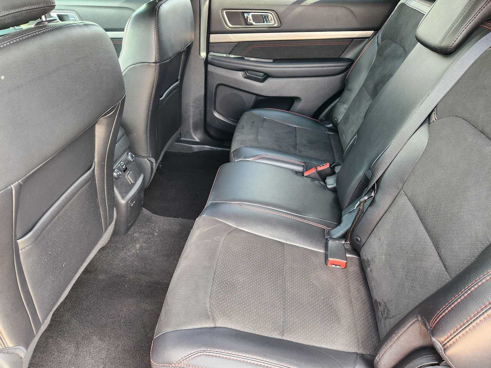 Used 2018 Ford Explorer XLT w/ Equipment Group 202A FWD image 29