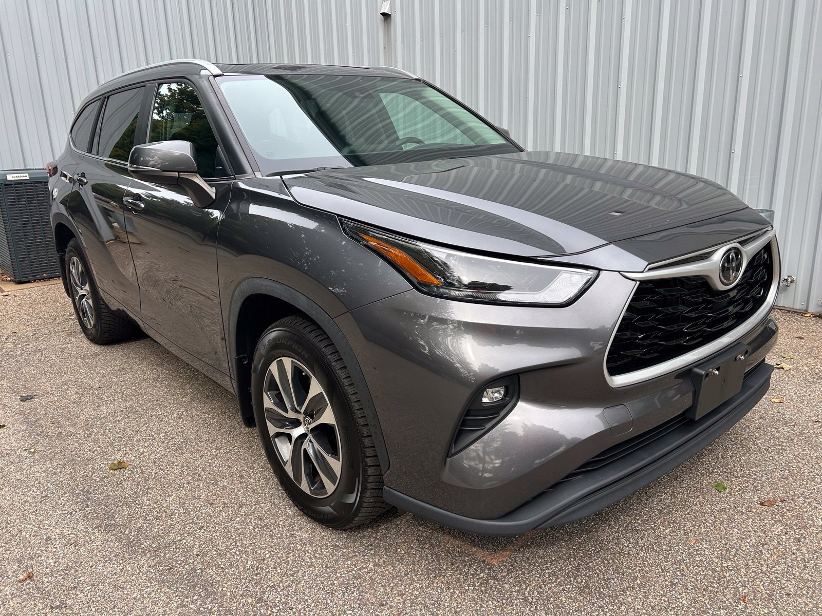 Used 2023 Toyota Highlander XLE AWD/4WD image 3