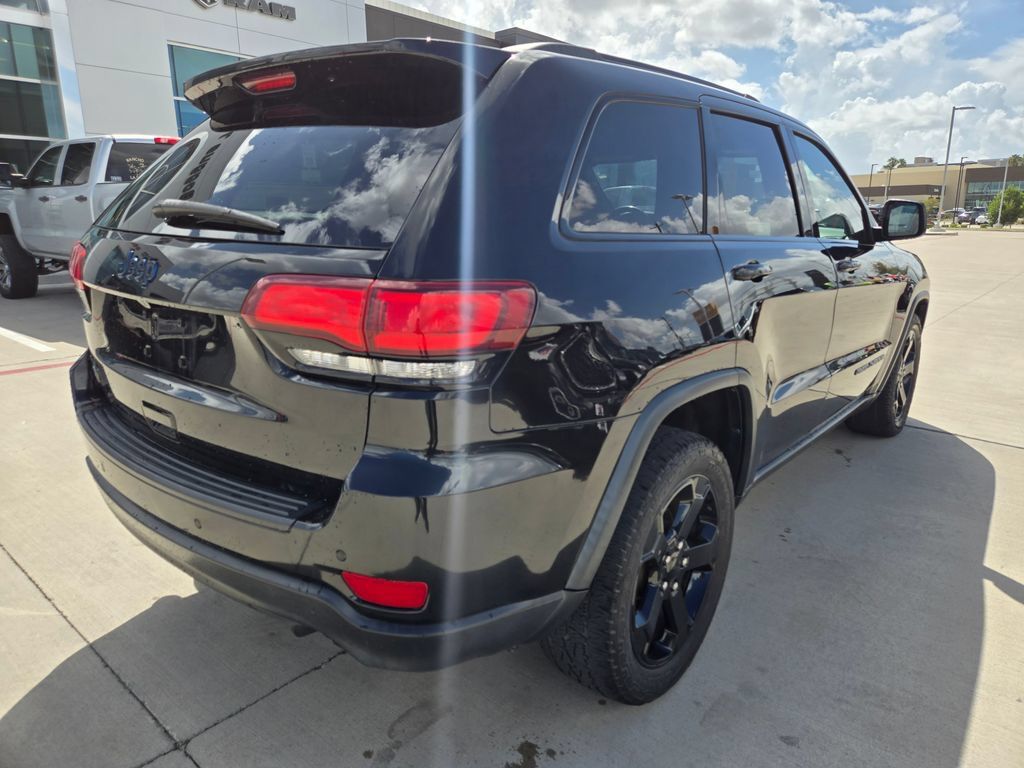 Used 2019 Jeep Grand Cherokee Laredo AWD/4WD image 3