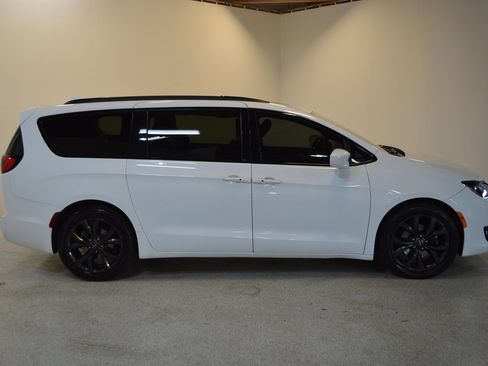 Used 2019 Chrysler Pacifica Touring-L Plus w/ S Appearance Package image 2