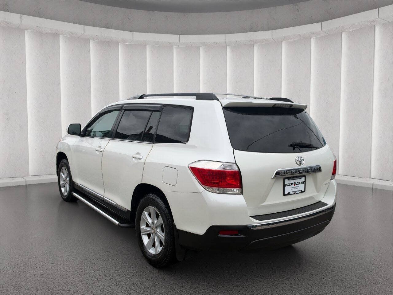 Used 2011 Toyota Highlander SE w/ Tow Pkg AWD/4WD image 3