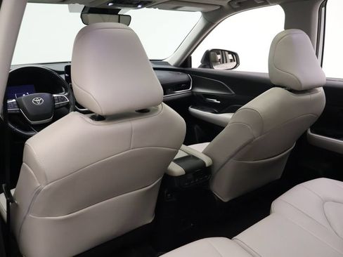 Certified 2024 Toyota Grand Highlander FWD image 20
