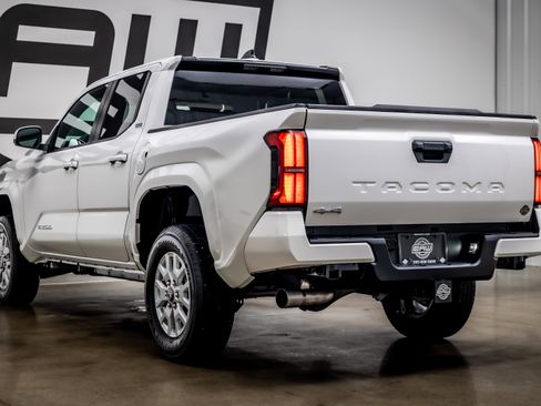 Used 2024 Toyota Tacoma SR5 AWD/4WD image 28