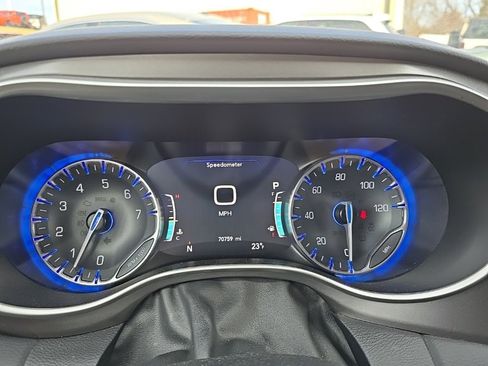 Used 2023 Chrysler Pacifica Touring-L image 21