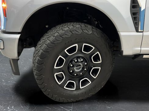 Used 2024 Ford F350 Platinum w/ FX4 Off-Road Package AWD/4WD image 38