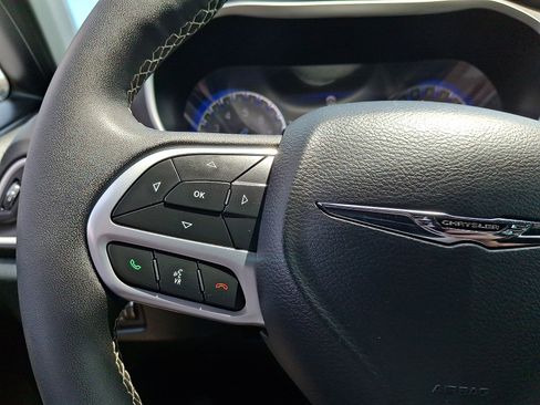 Used 2025 Chrysler Pacifica Select FWD image 17