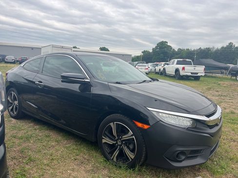 Used 2017 Honda Civic Touring image 3