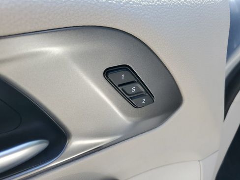 Used 2023 Chrysler Pacifica Touring-L FWD image 9