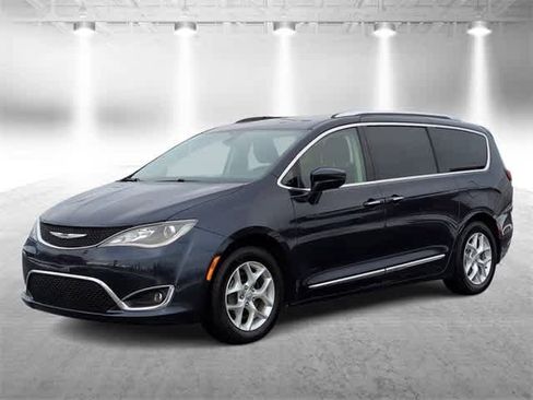 Used 2018 Chrysler Pacifica Touring-L Plus w/ Tire & Wheel Group image 4